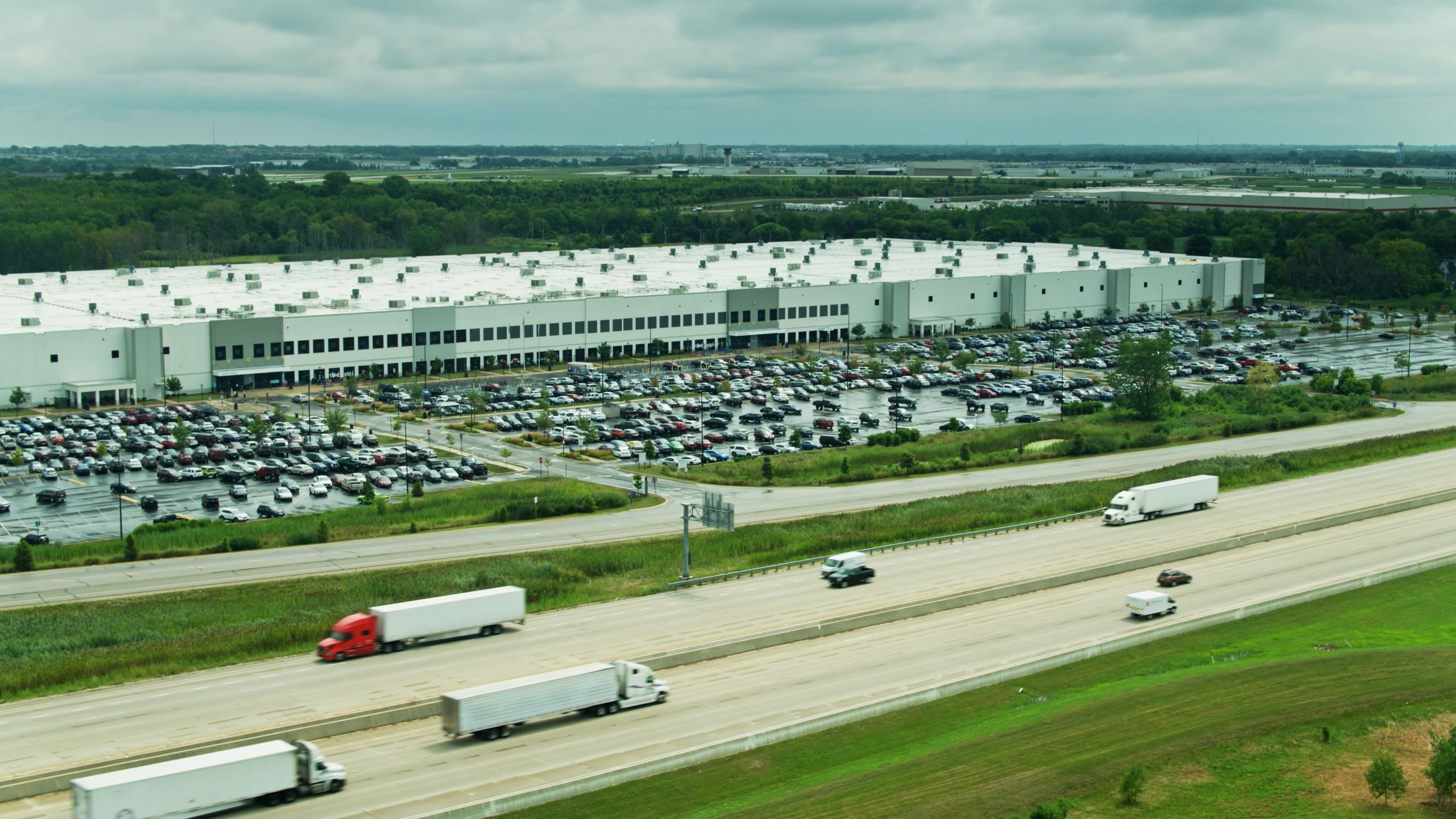 Distribution centre supporting large-scale freight movement