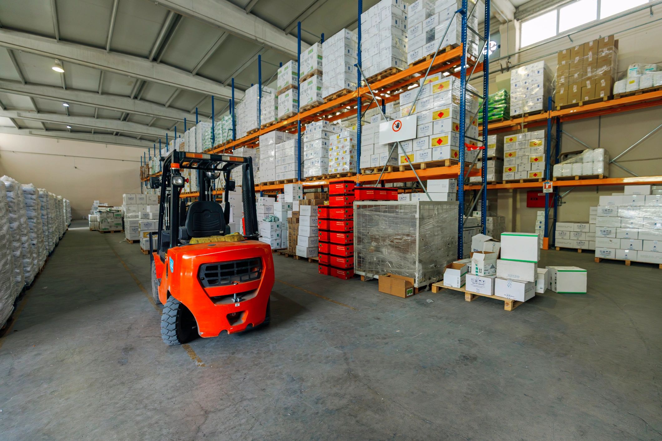 Warehouse logistics operation supporting urgent courier services